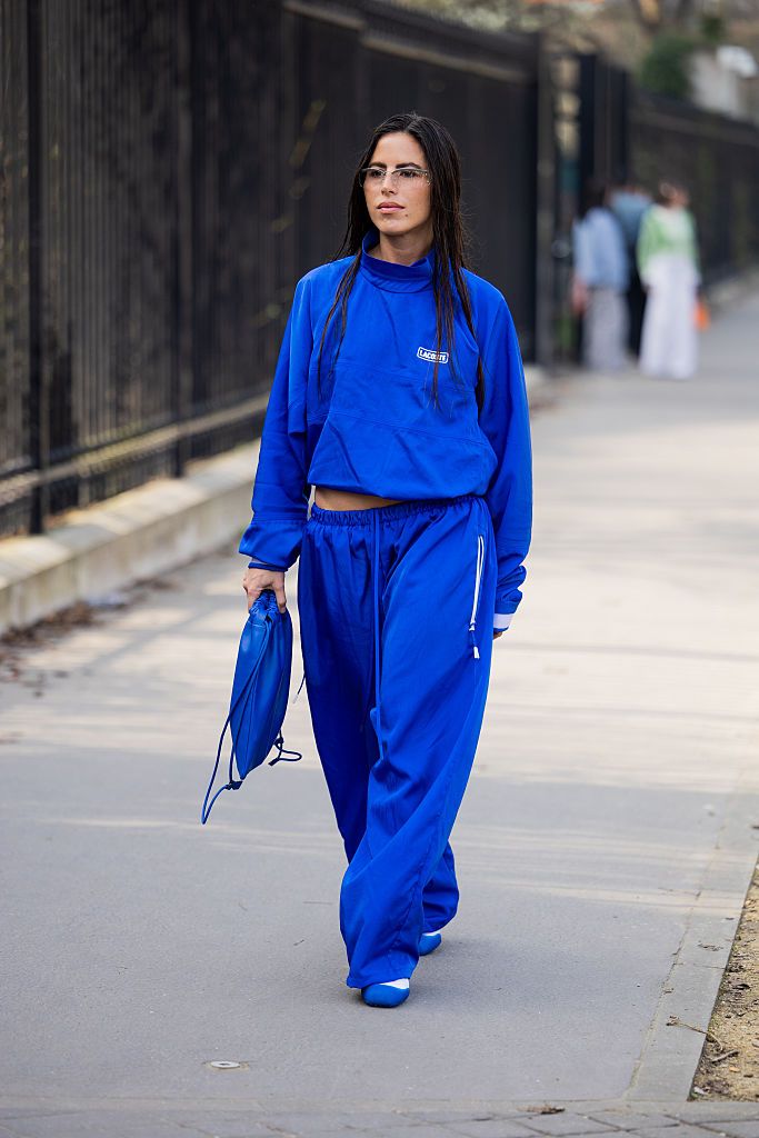 Modell sportos, bő szettben, alacsony önbecsülés a láthatáron. 