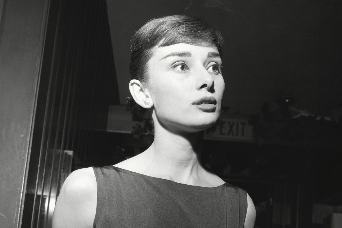 Újra divat Audrey Hepburn ikonikus frizurája, az oldalfrufru.