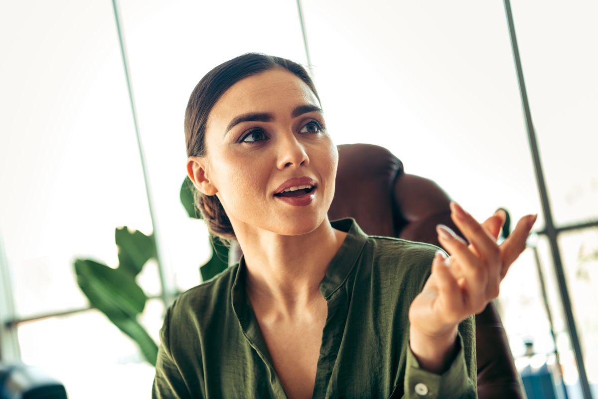 okos nő ismérve, illusztráción egy csinos nő beszél