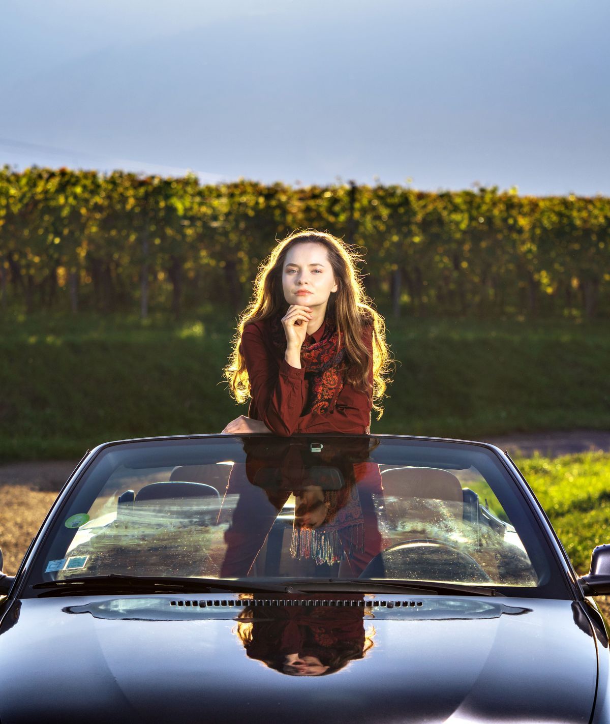 Egy gyönyörű nő cabrio autótípusú kocsiban. 