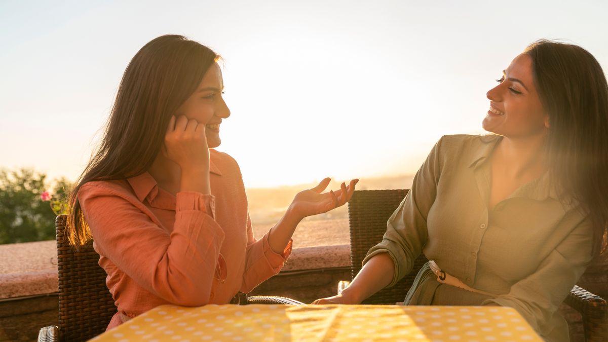 őszinte kommunikációt folytató nők egymás mellett ülve