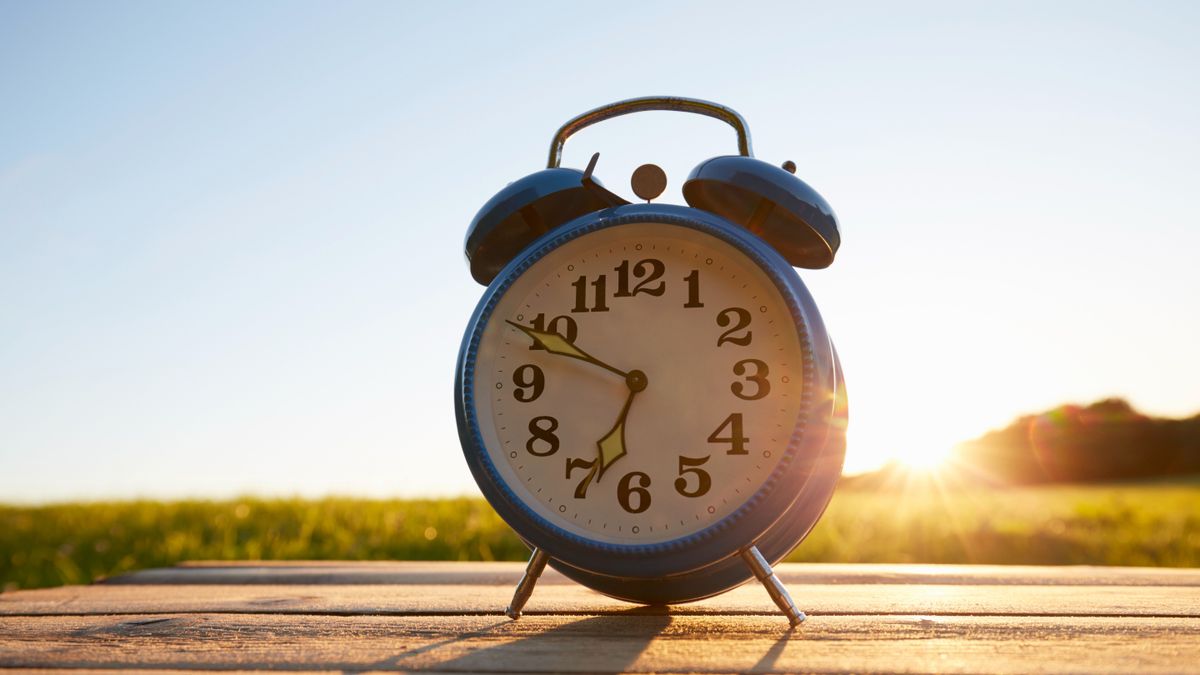 Óraátállítás 2026: óra a napsütésben, nyári időszámítás.