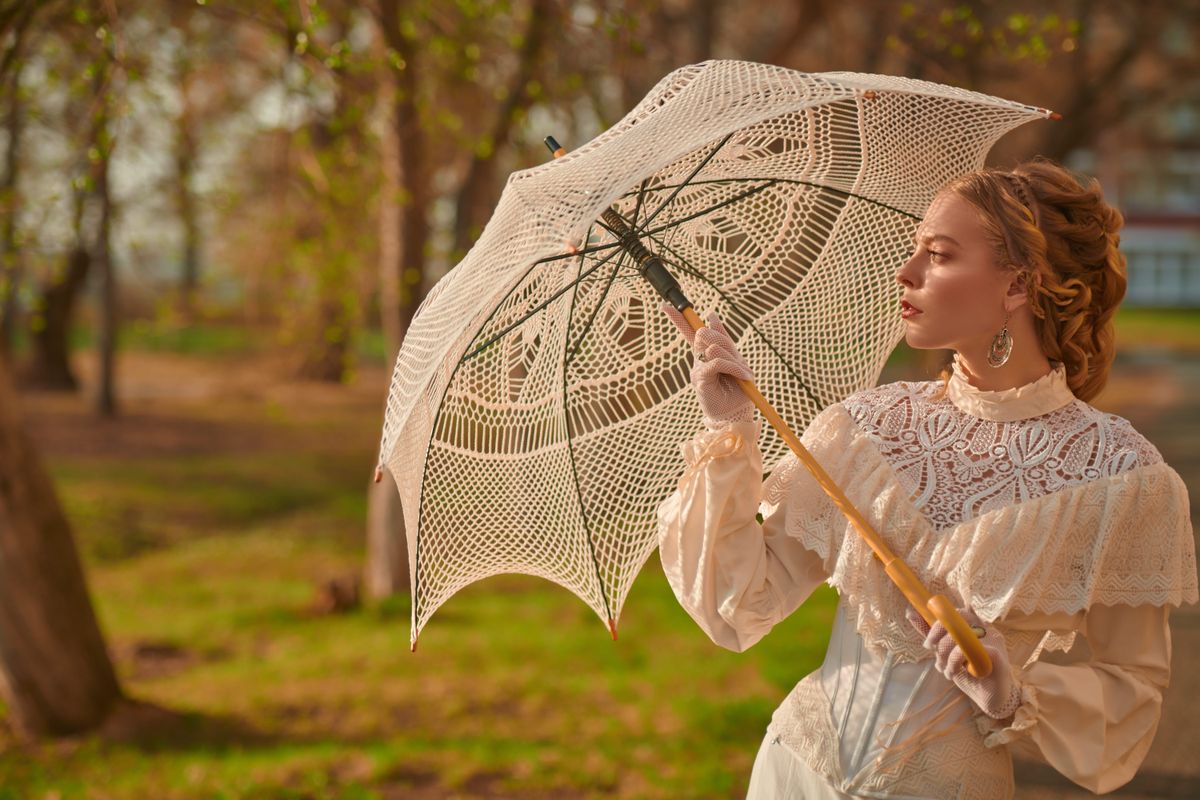 A reformkor szépségideálja a porcelánszerű, makulátlanul fehér bőr volt, a sminket csak nagyon diszkréten használták. A stílushoz kötelező kiegészítő járt: csipkés napernyő és elegáns legyező.