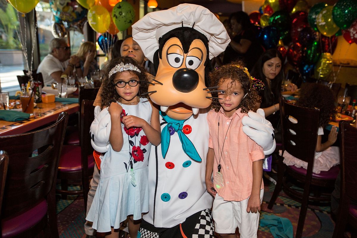 ANAHEIM, CA - APRIL 30:  Monroe Cannon (L) and Moroccan Cannon pose with Goofy at Disneyland on April 30, 2017 in Anaheim, California.  (Photo by FilmMagic/FilmMagic)