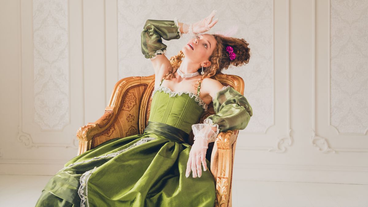 Egy elejtett kendő, egy hosszabb pillantás vagy akár egy véletlenül megrendezett ájulás is azt jelenthette: a kiszemelt férfi nyugodtan közeledhet.