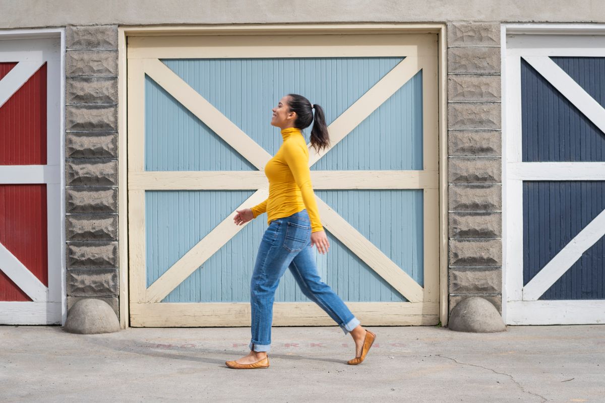 Egy nő járás közben. 