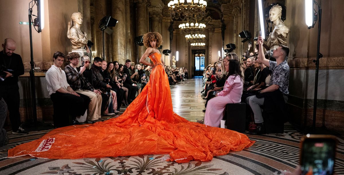 Max Alexander újrahasznosított ejtőernyőruhája.