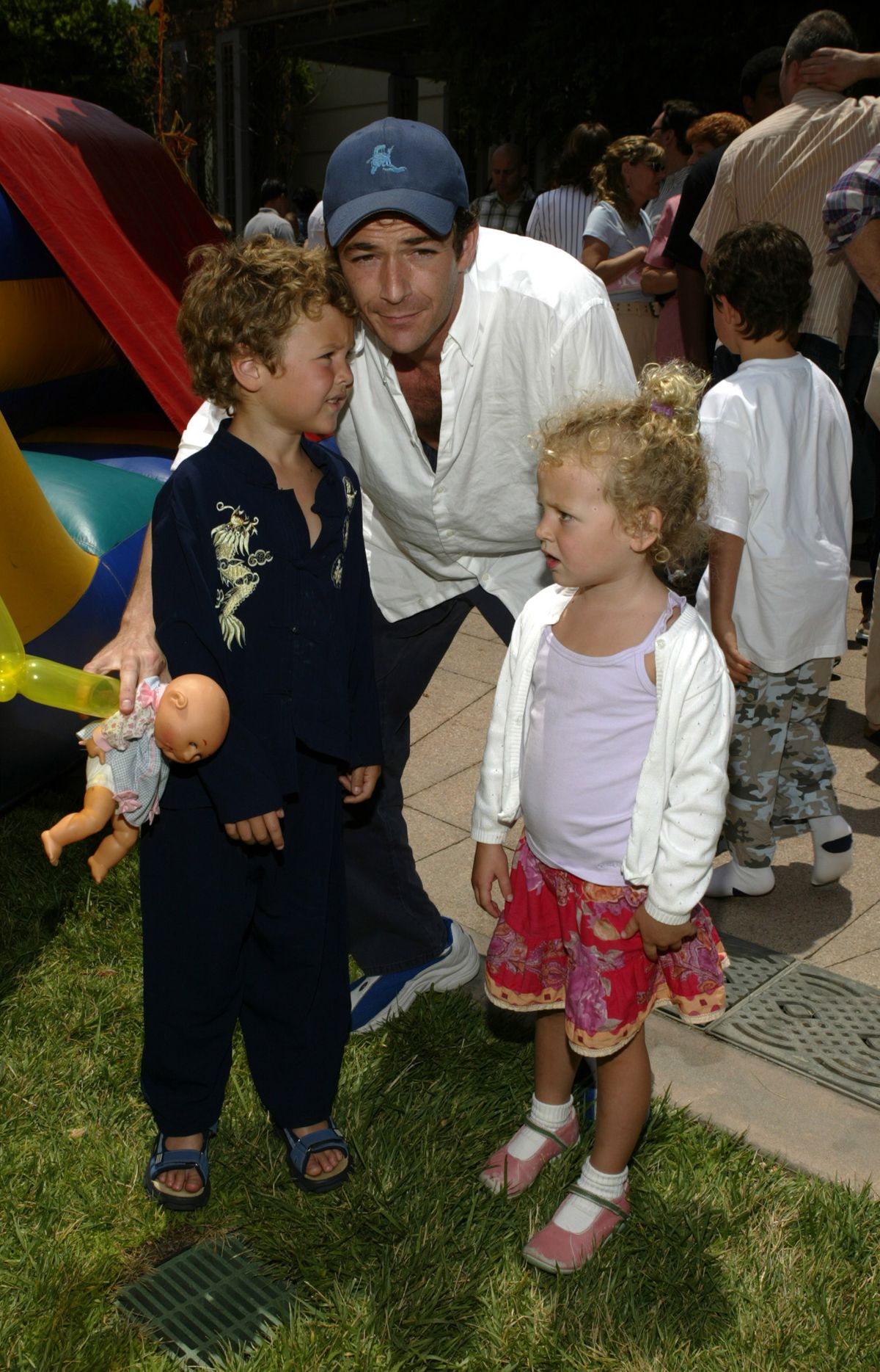LOS ANGELES - JUNE 6: (US TABS AND HOLLYWOOD REPORTER OUT) Actor Luke Perry and kids Jack and Sophie attend an afterparty for the premiere of  "Garfield - The Movie" at the Twentieth Century Fox studio lot on June 6, 2004 in Los Angeles, California. (Photo by Vince Bucci/Getty Images)