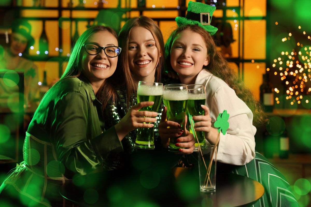 Szent Patrik-napi zöld sört iszik 3 lány.