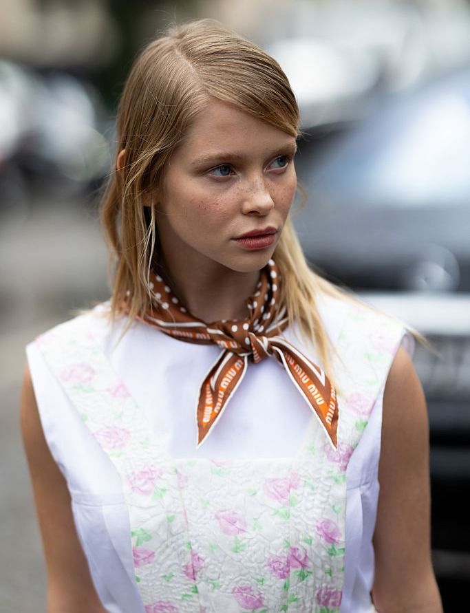 felsők kis mellekhez kendővel