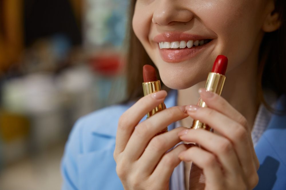2 rúzs a nő kezében.