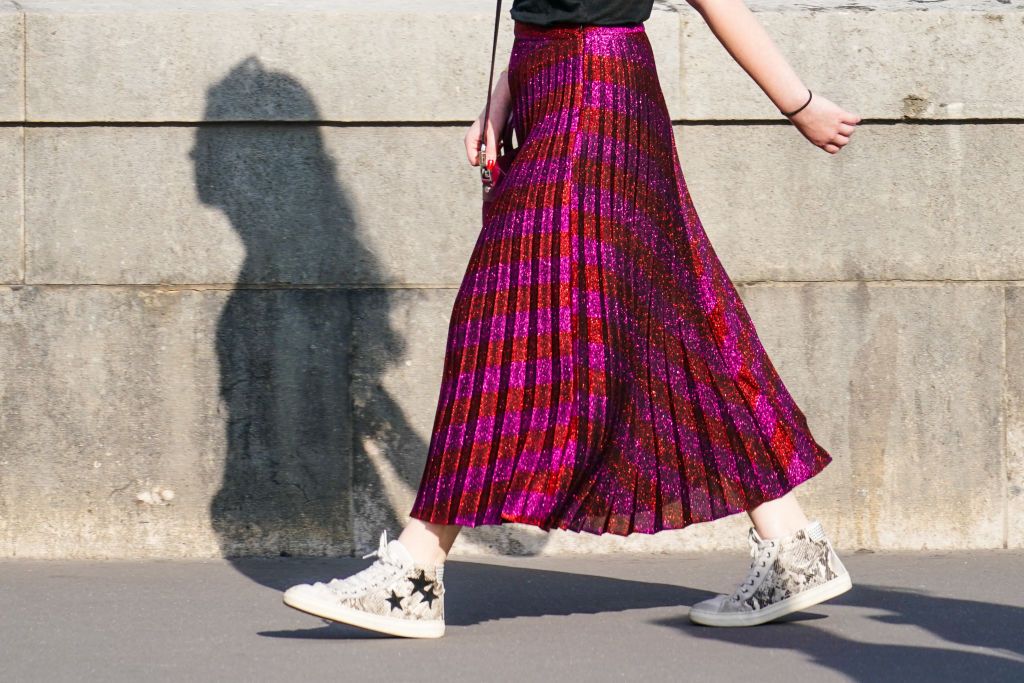 pliszírozott szoknya tornacipővel