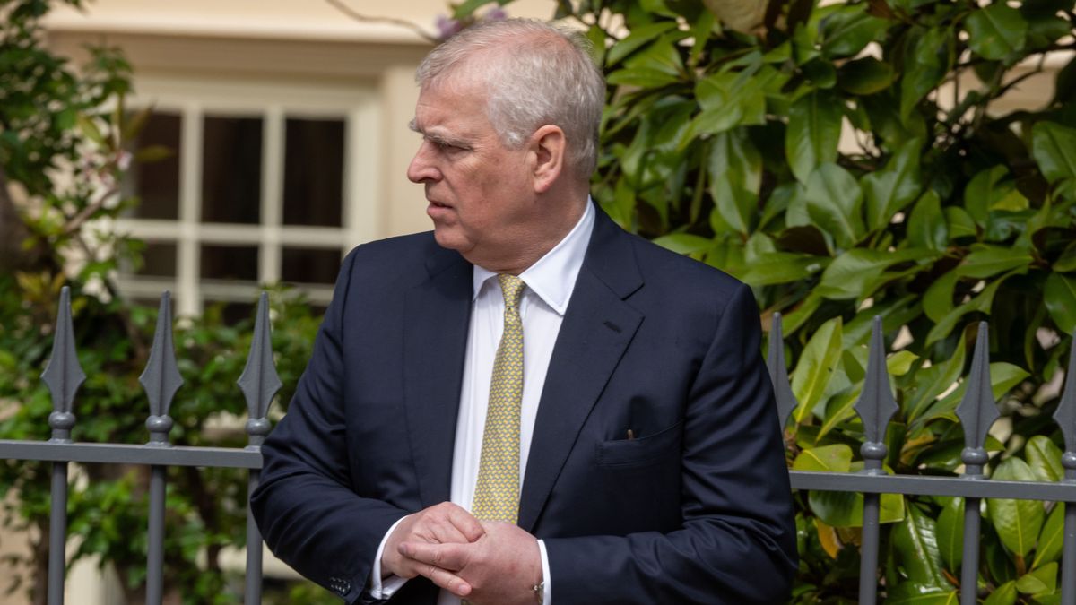 Andrew Mountbatten-Windsor zsarolhatta édesanyját, Erzsébet királynőt