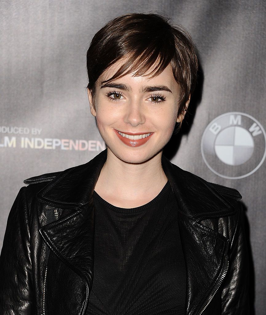 Lily Collins oldalfrufru