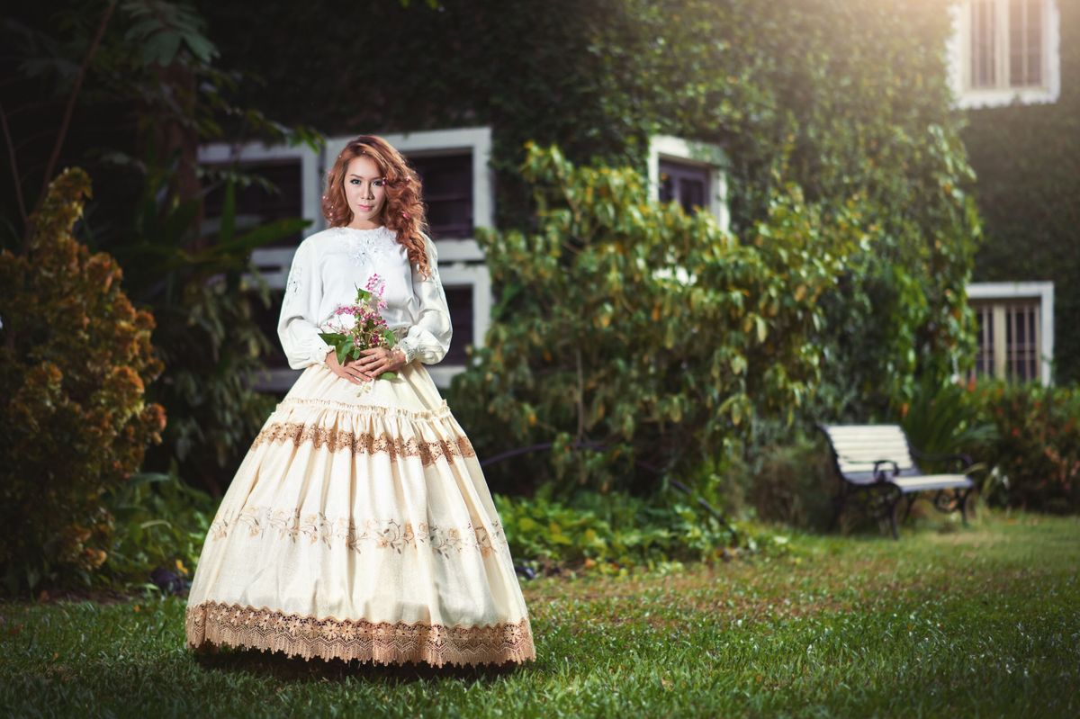 Politikai tüntetésszámba ment a magyaros ruha viselete, amit a honleányok is büszkén öltöttek magukra. Amikor épp nem a magyarságukkal tüntettek a hölgyek, akkor követték a kor divatját: könnyű anyagból készült, bokáig érő bő szoknyák, amelyek alatt drótváz és apró párnák formázták a csípőt. 