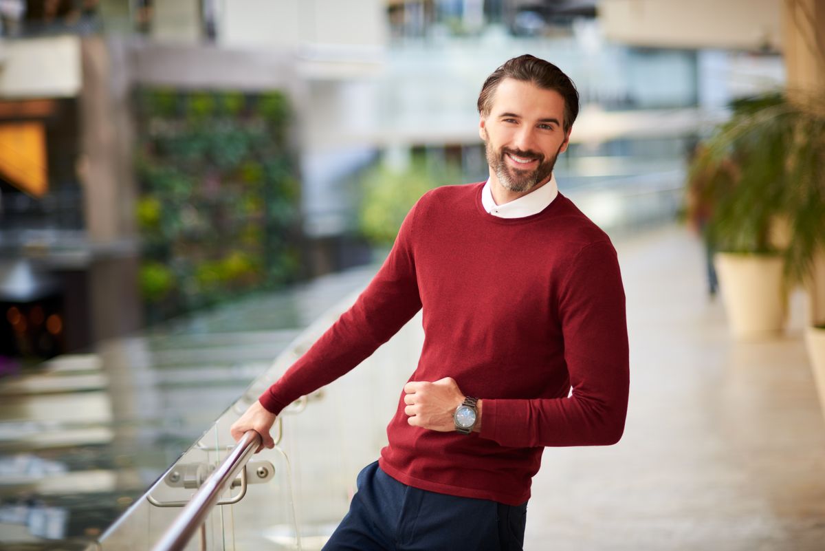 40 feletti férfi piros pulóverben, a piros ruha cikkhez.