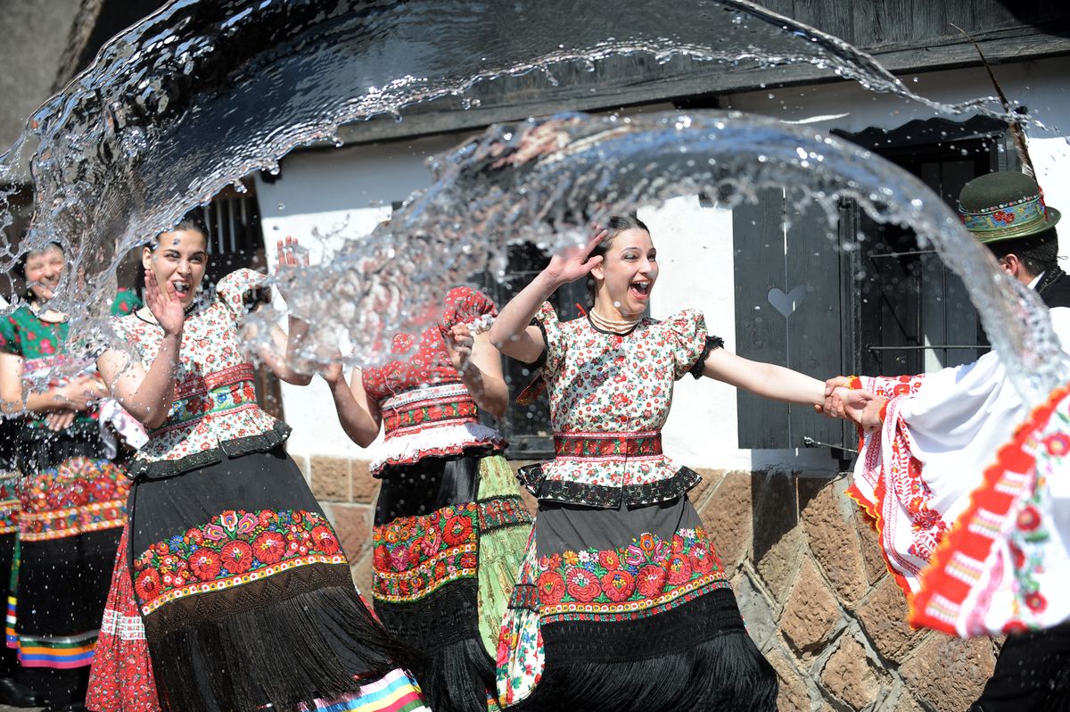 A húsvéti locsolást eredetileg vízzel csinálták.