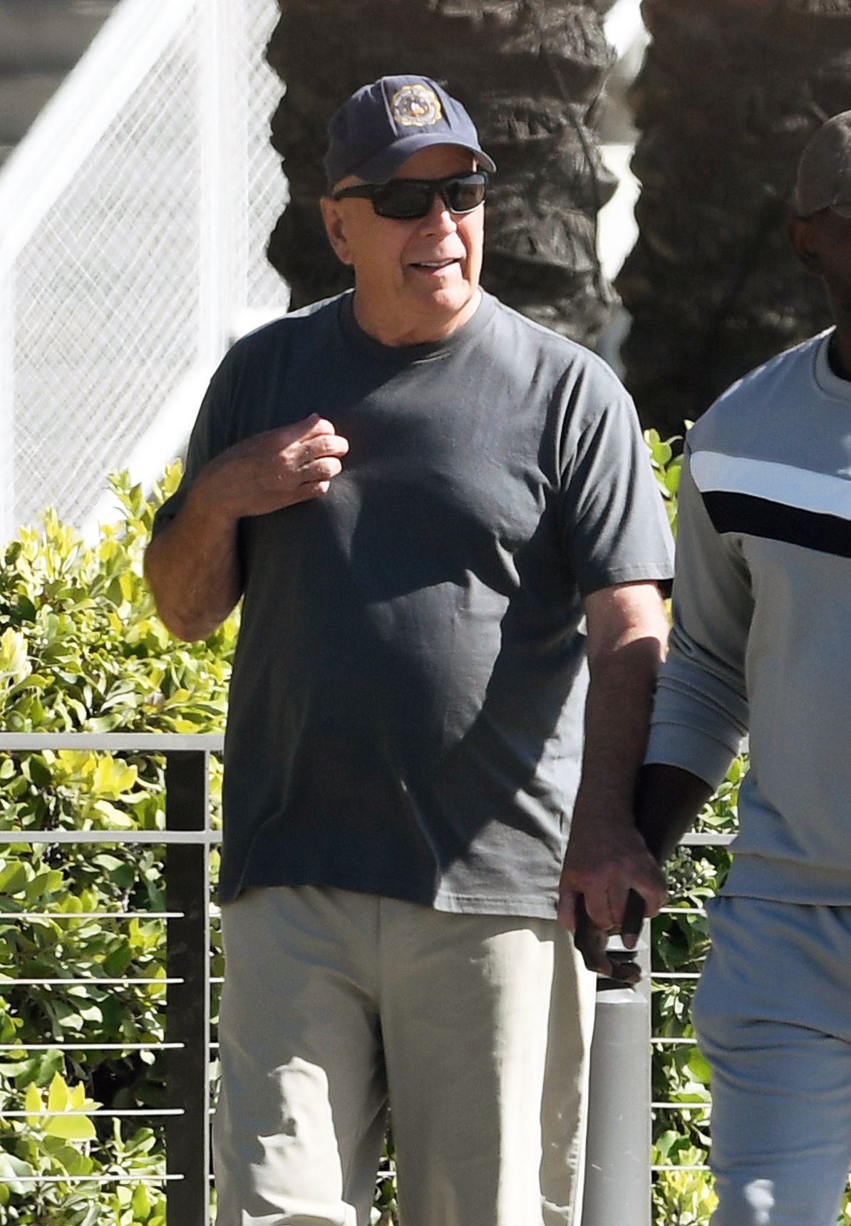 Bruce Willis 2025 júniusában a háza előtt. 