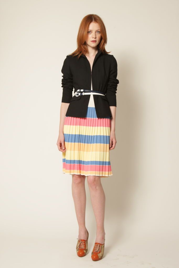 pliszirozott szoknya blézerrel