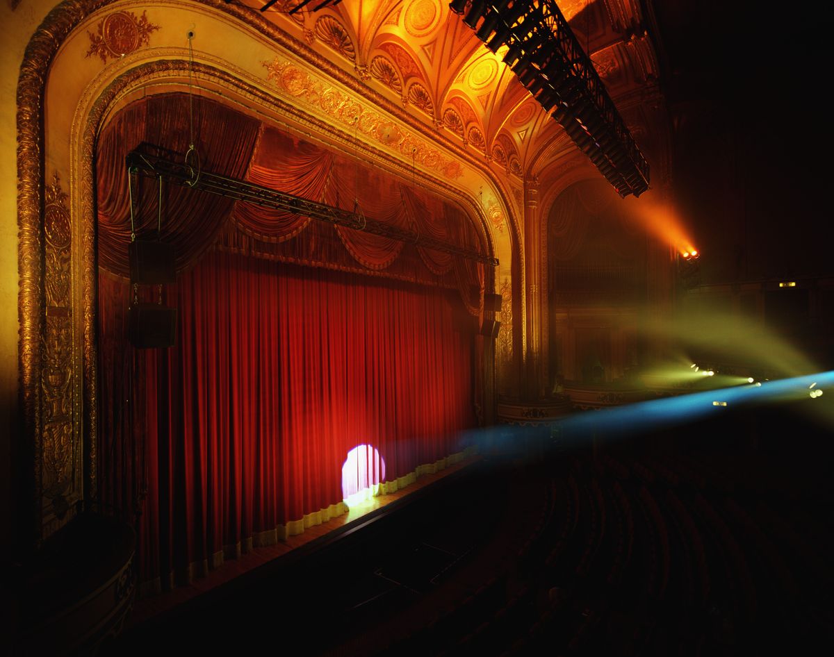 Műveltségi kvíz: színház piros függönnyel. 