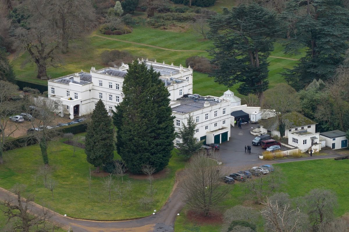 A Royal Lodge hatalmas épülete - Innen költöztette ki Károly király a testvérét, most pedig Harry hercegé lehet