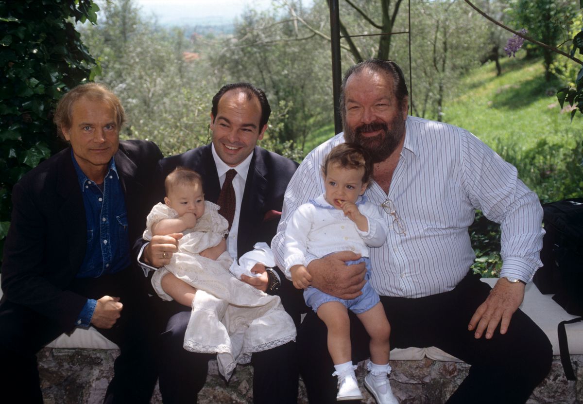 Terence Hill, Bud Spencer és annak fia, Giuseppe a gyerekeivel.