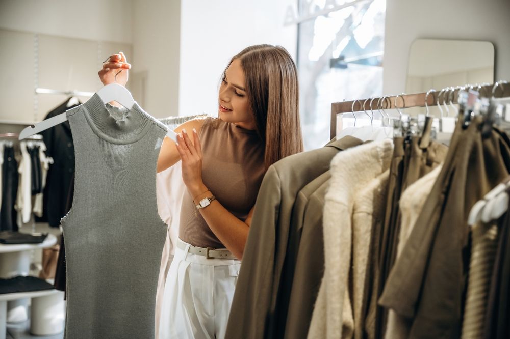 Fiatal nő ruhaméret választás dilemmájában.