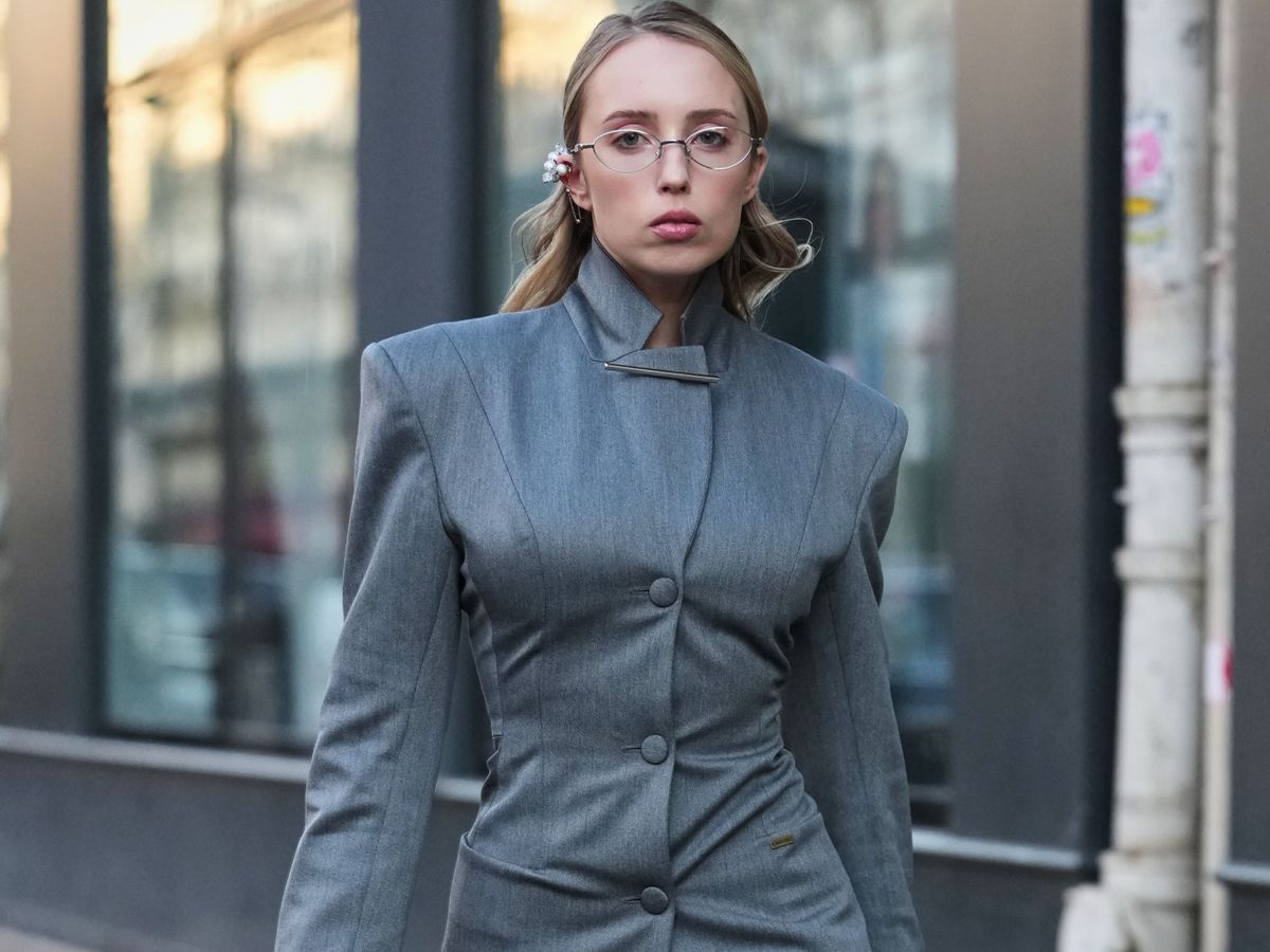 Egy blézer több outfit: egy apró kiegészítővel egy teljesen új megjelenést ad.