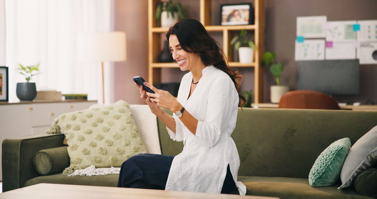 Otthoni divat fehér ingblúzban