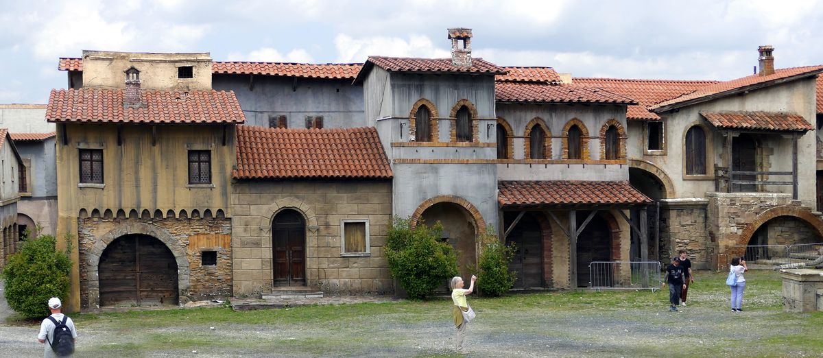 Etyek, 2024. június 5.
Látogatók nézik és fényképezik a Korda Filmpark területén szabadtéri filmforgatáshoz felépített díszletváros épületeit.
MTVA/Bizományosi: Jászai Csaba 
***************************
Kedves Felhasználó!
Ez a fotó nem a Duna Médiaszolgáltató Zrt./MTI által készített és kiadott fényképfelvétel, így harmadik személy által támasztott bárminemű – különösen szerzői jogi, szomszédos jogi és személyiségi jogi – igényért a fotó szerzője/jogutódja közvetlenül maga áll helyt, az MTVA felelőssége e körben kizárt.