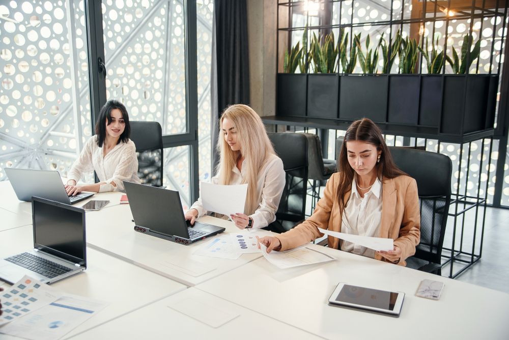 Nők open office-ban, magas intelligencia jelei.