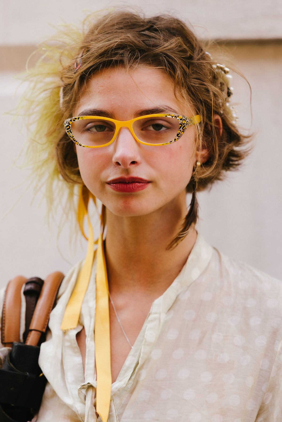 Színes keretes napszemüveg és a szemüvegdivat 2026-ban