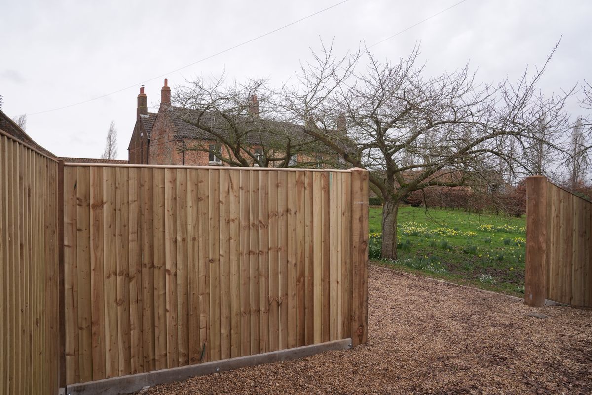 Marsh Farmot a lehető legjobban elzárják a külvilágtól.