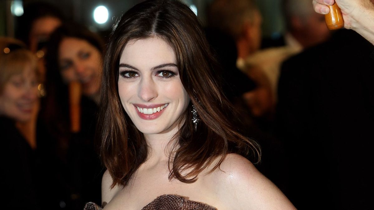 LONDON, ENGLAND - FEBRUARY 25:  Actress Anna Hathaway attends the Royal World Premiere of "Alice in Wonderland" at the Odeon Leicester Square on February 25, 2010 in London, England.  (Photo by Chris Jackson/Getty Images)