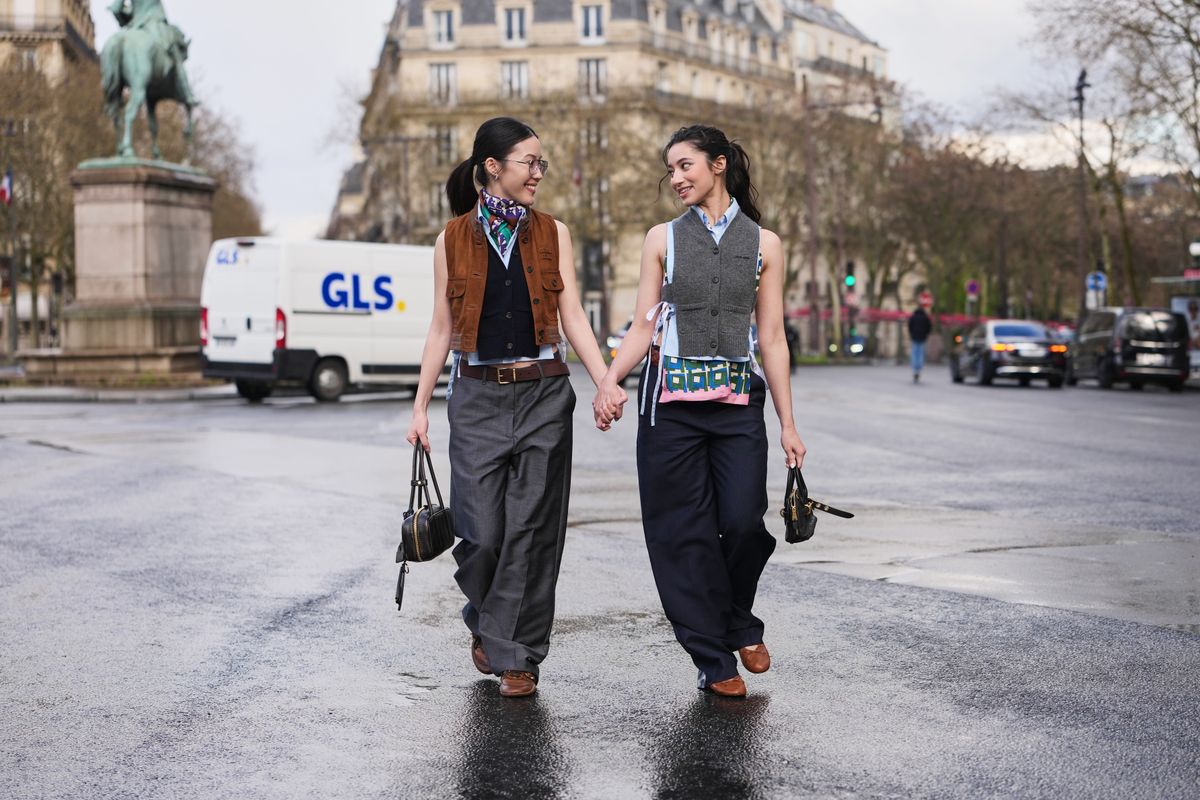 selyemsál nyakkendőként, illetve alsó mellényként