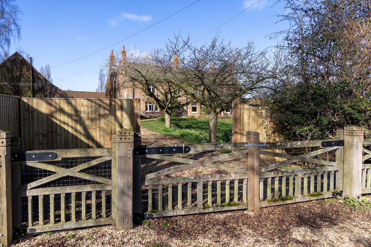 András herceg új otthona, itt él Károly király testvére teljes visszavonultságban