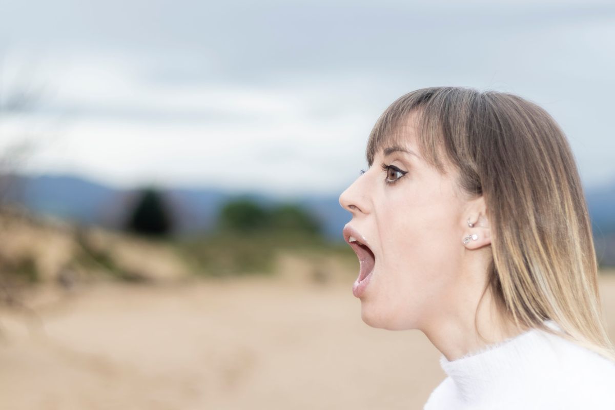 Némaság az álomban, kiabáló nő.