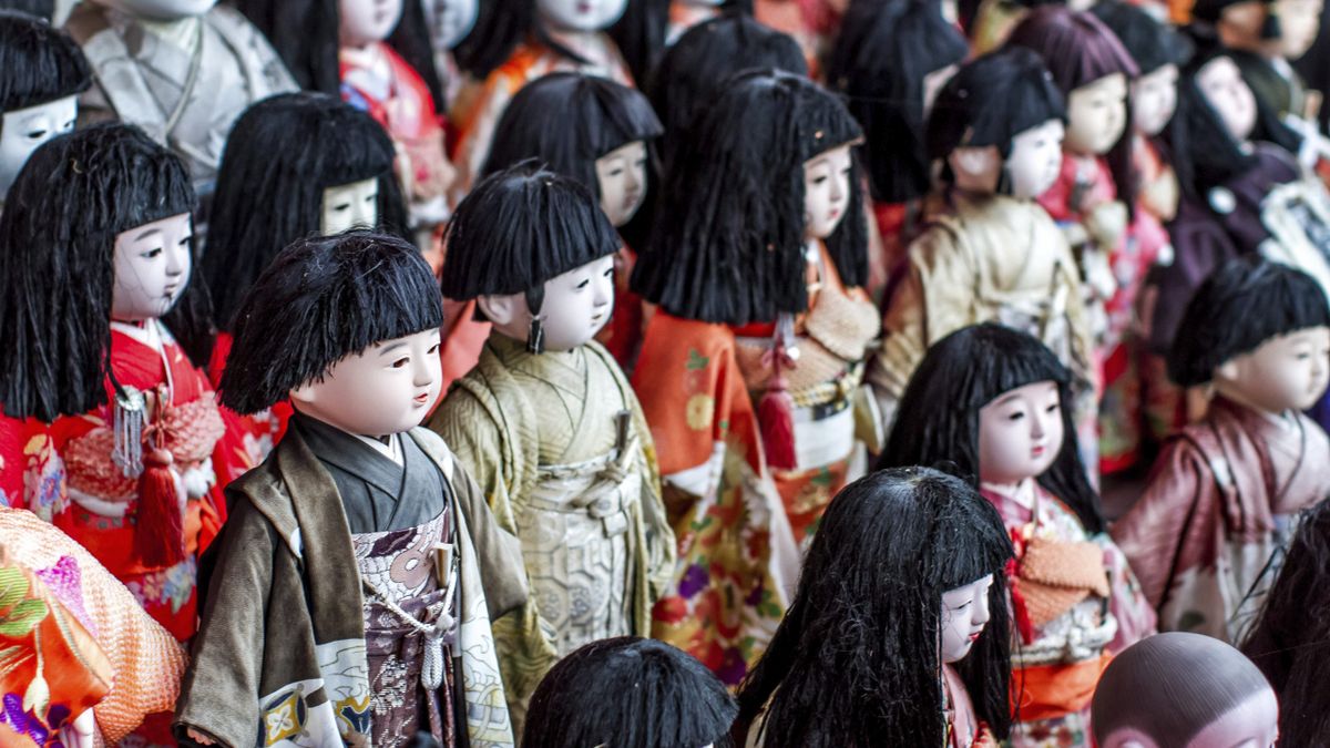 A nemzetközi nőnap előtt tartják Japánban a Lányok napját, amikor is Hina babákat állítanak ki, amelyek hagyományos japán biseletbe öltöztetnek.