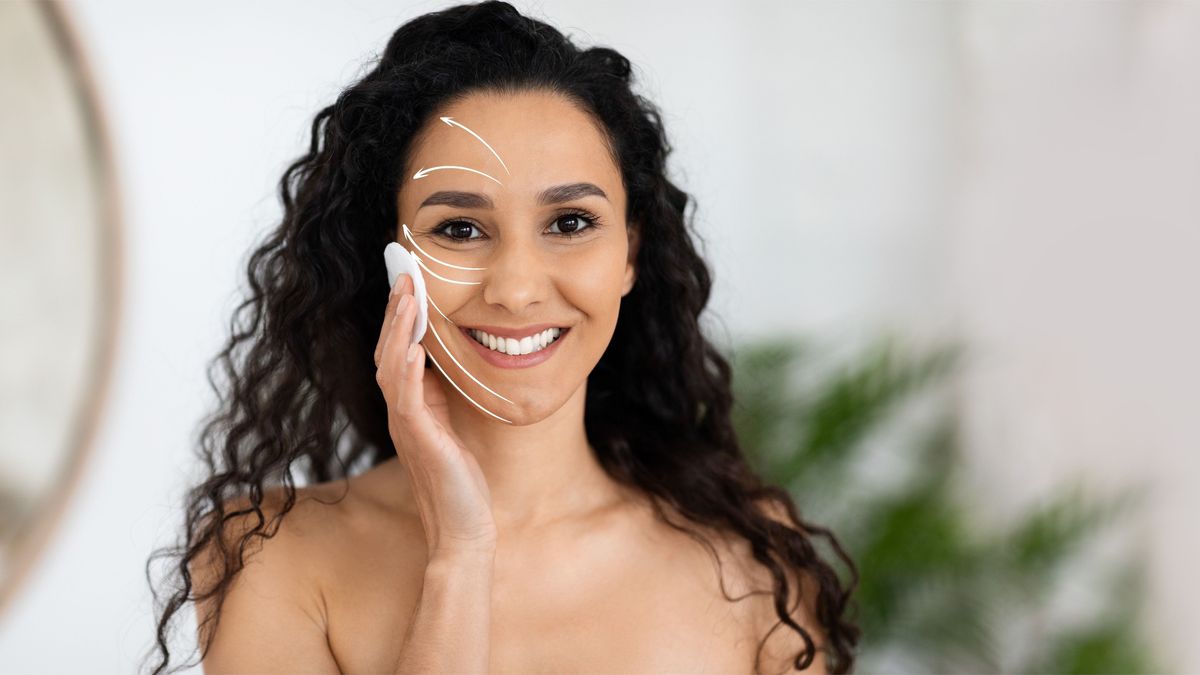 Öregedés: egy fiatal nő mosolyog a kamerába