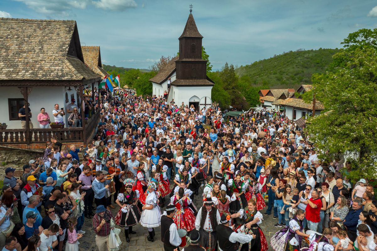 Családi programok és vidám élmények várnak országszerte húsvét idején. Hollókő immár sok éve tömegeket vonz ilyenkor.