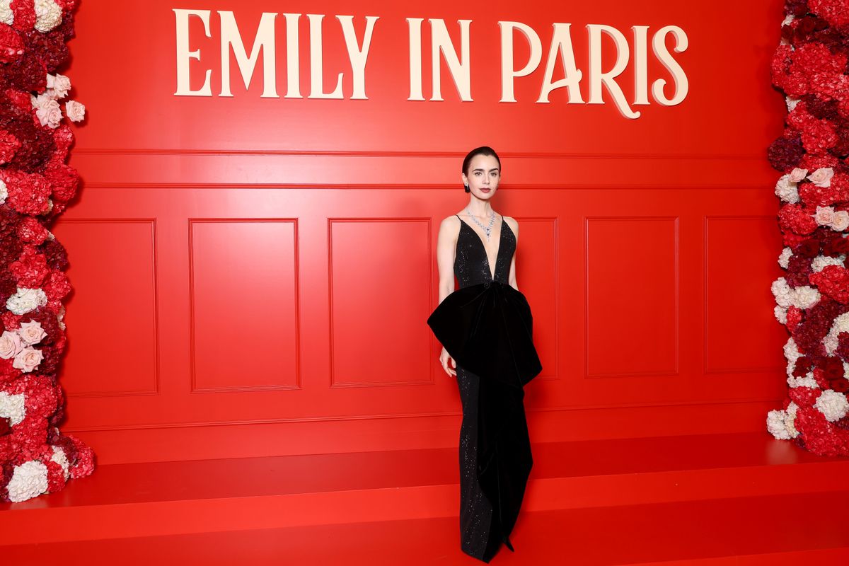 Lily Collins az Emily Párizsban premierjén
