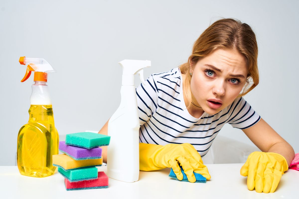 Házimunka főkép, fiatal nő takarít