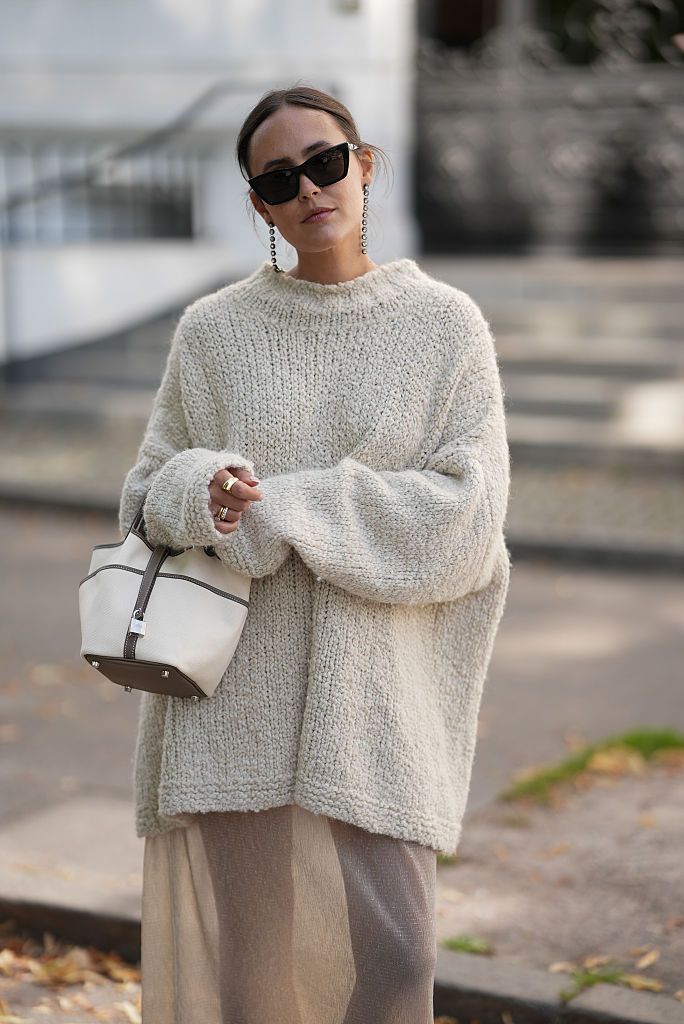 Modell oversized pulóverben, alacsony önbecsülés a láthatáron. 