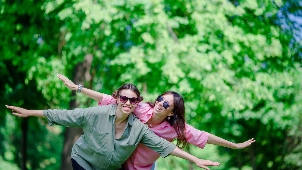 ikertestvérek: ikerpár bolondozik egy fényképen a természetben