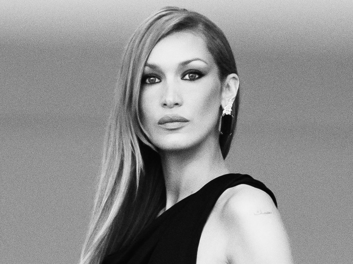 A fekete-fehér fotón Bella Hadid látható, aki már a magas kontraszt tartományba esik.