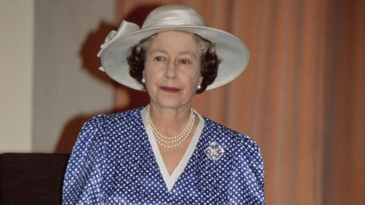 II. Erzsébet királynő Sir Hardy Amies tervezte kék-fehér ruhában.