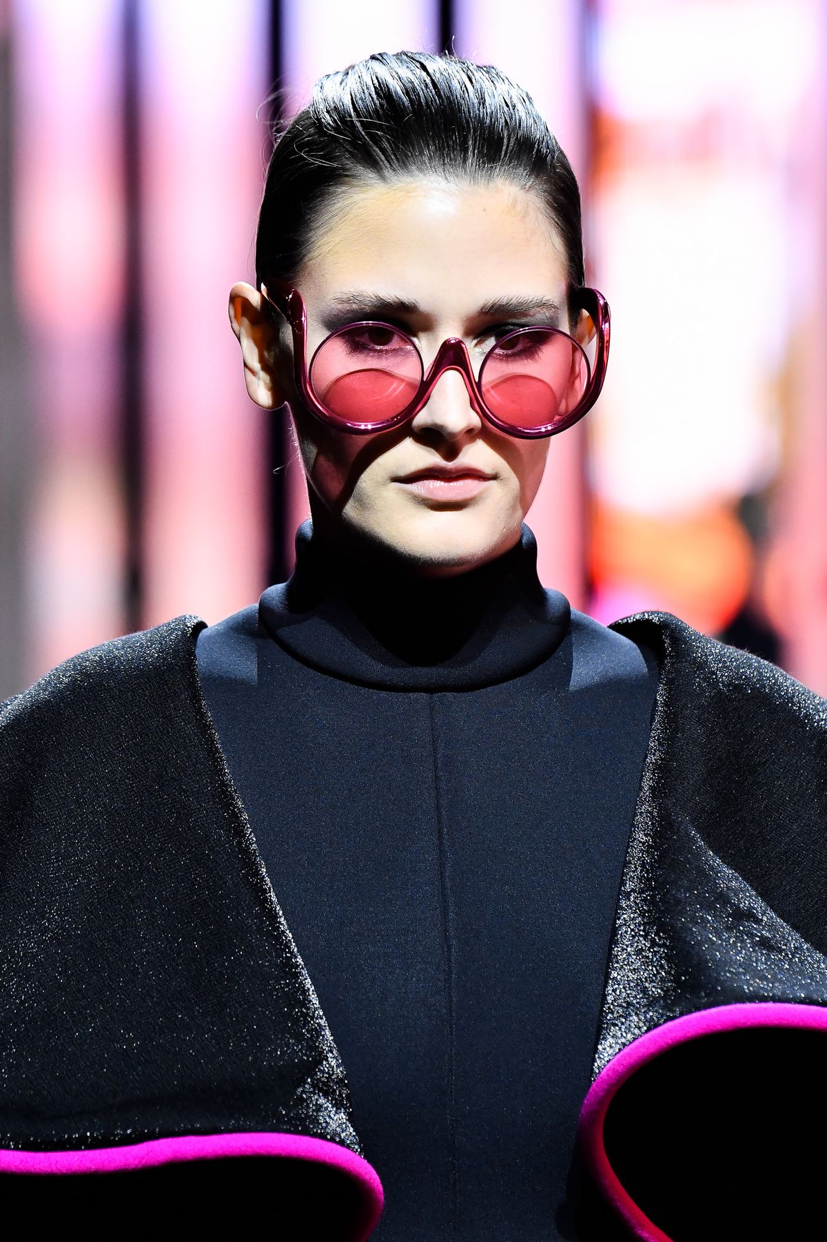 Színes lencsés napszemüveg és a szemüvegdivat 2026-ban