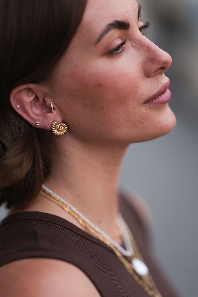 rich mom stílus és fülbevaló