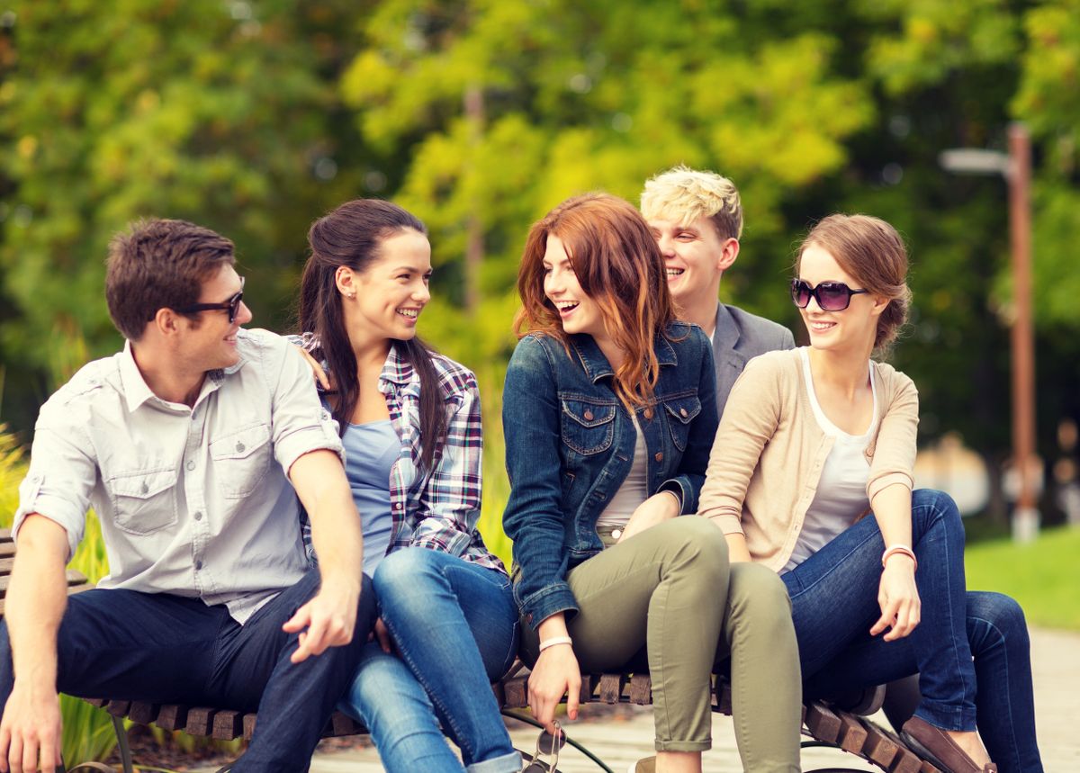 Lelki társak, több szerelmespár a képen.