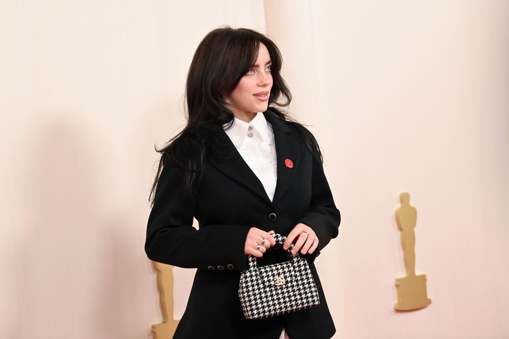 Billie Eilish 2024-ben tyúklábminta-táskával. 